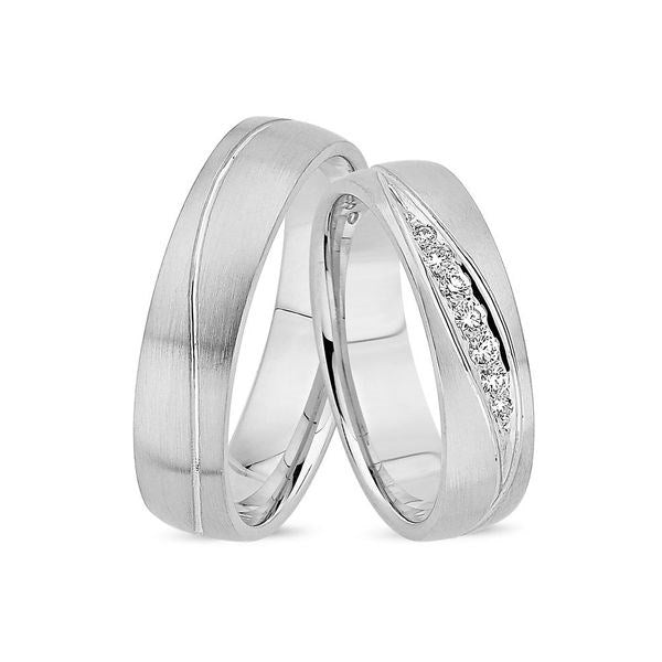 Eksklusive Nuran vielsesringe i 14 karat hvidguld med 0,14 ct diamanter – 4 mm brede med silkemat overflade og diskret mønster.